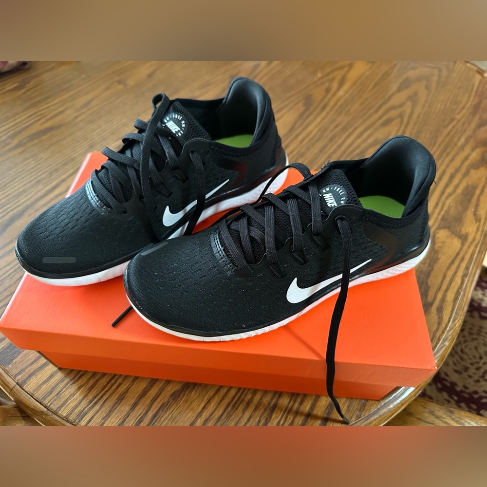 Woman’s Nike Free RN 2018 black and white size 7 NWB